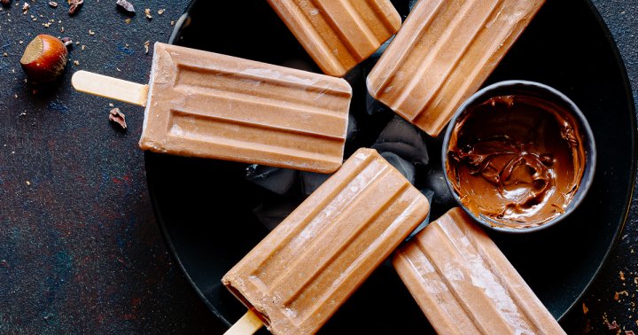 This Recipe For Fudge Pops Is Delightfully Nostalgic & Surprisingly Healthy