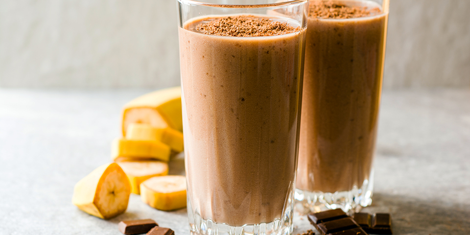 Smoothie de brownie au caramel et chocolat à la banane et au beurre d'arachides