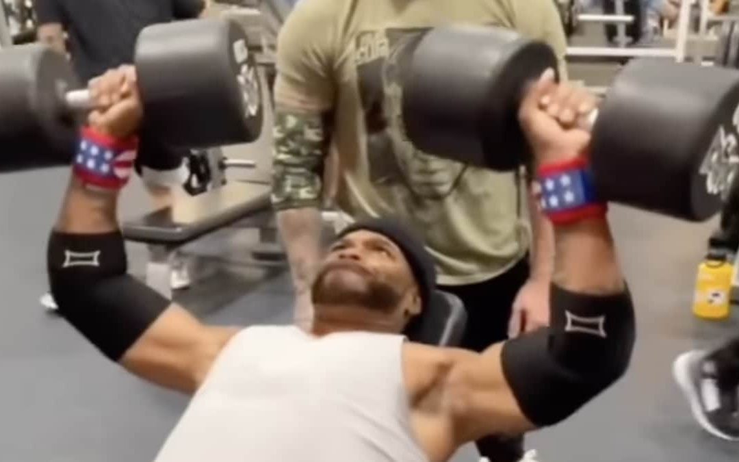 check-out-rapper-method-man-cruising-through-120-pound-incline-dumbbell-presses-for-10-reps-–-breaking-muscle