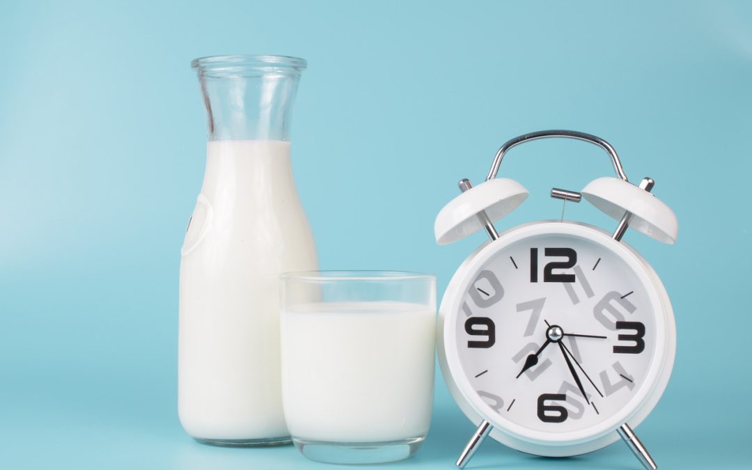 can-you-drink-milk-during-intermittent-fasting?-here's-the-sip:-healthifyme